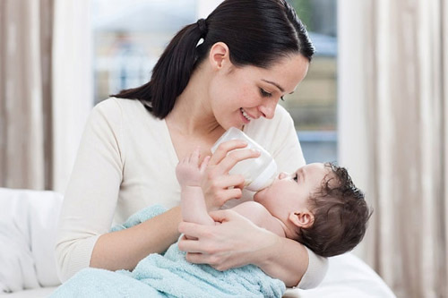 Nuôi con bằng sữa công thức có giúp tăng tình cảm mẹ con không?