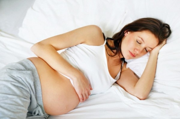 Tư thế nằm ngủ tốt nhất cho bà bầu theo từng giai đoạn thai kì