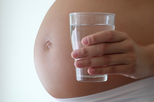 Uống 8-10 ly nước mỗi ngày để tăng nước ối