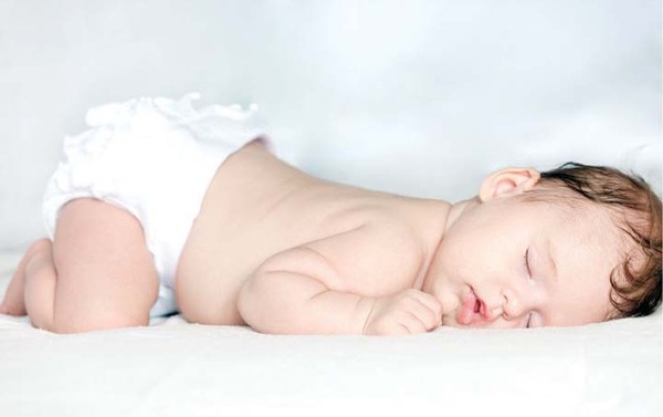 Ưu nhược điểm của bé khi nằm sấp