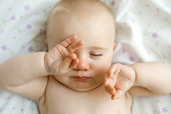 Không nên bật đèn ngủ khi cho bé ngủ