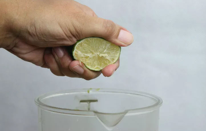 Vắt chanh vào bơ đã xay nhuyễn bảo quản cả năm cho bé ăn dặm