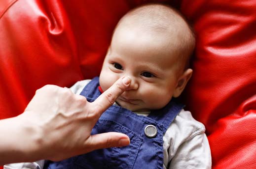 Không nên vuốt mũi cho bé